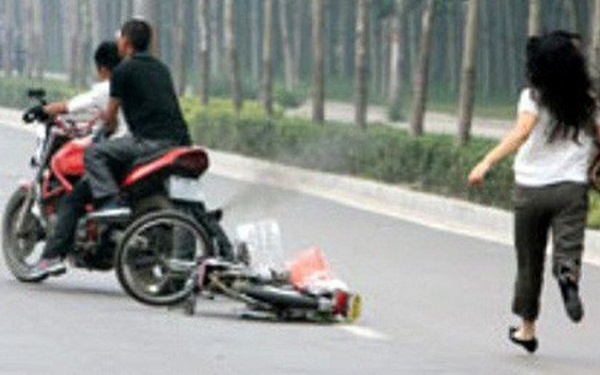 Cô gái trẻ liều mình tông xe ‘hạ gục’ 2 tên cướp ở Sài Gòn