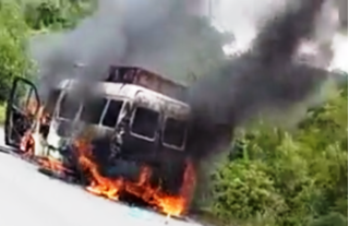 Nghệ An: Xe tang bất ngờ bốc cháy ngùn ngụt trên đường
