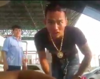 Ai đứng đằng sau 'chỉ đạo' thanh niên xăm trổ khoe 'của quý' ở BOT Nam Định?