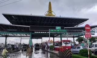 BOT Mỹ Lộc phải xả trạm vì hàng trăm tài xế tụ tập phản đối