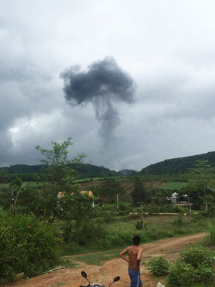 Nóng: Máy bay quân sự chở 2 phi công huấn luyện rơi tại Nghệ An