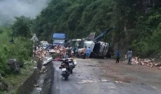 Hoà Bình: Xe tải đâm vào vách núi, tài xế bị thương nặng