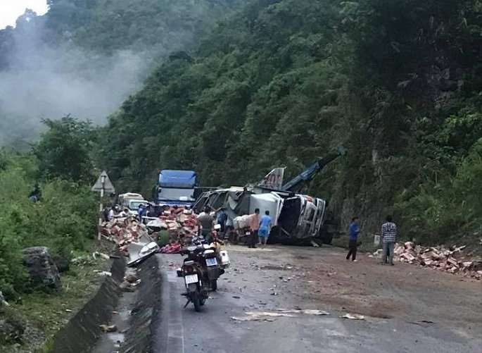 Hoà Bình: Xe tải đâm vào vách núi, tài xế bị thương nặng