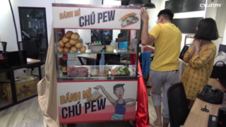 PewPew đi bán bánh mỳ mừng kênh Youtube được 2 triệu sub, Trâm Anh hẹn góp vốn cùng
