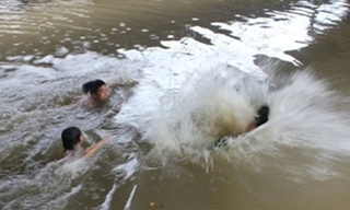 Nghệ An: Ba học sinh đuối nước thương tâm khi đi tắm