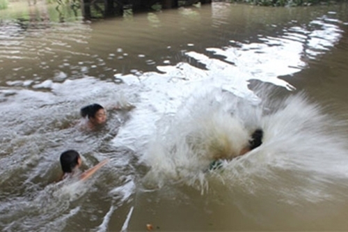 Nghệ An: Hai cháu nhỏ đuối nước thương tâm khi tắm ao