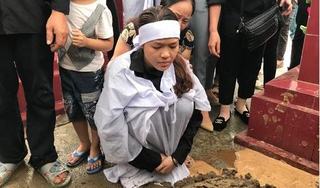 Rơi nước mắt hình ảnh người vợ trẻ thẫn thờ trước mộ chồng phi công Su-22