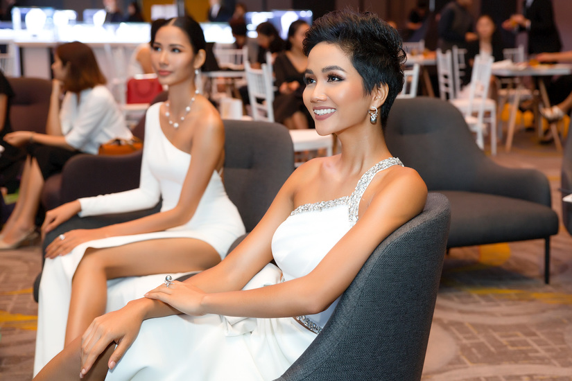  Hoa hậu H’Hen Niê và Á hậu Hoàng Thùy sexy đến nghẹt thở