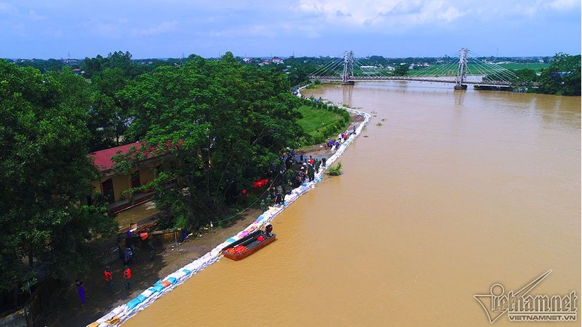 Hà Nội: Đê tả Bùi bị đe dọa nghiêm trọng, áp lực từ triệu khối nước lũ