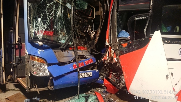 Quảng Nam: Tai nạn hai xe khách tông trực diện trên đèo Lò Xo