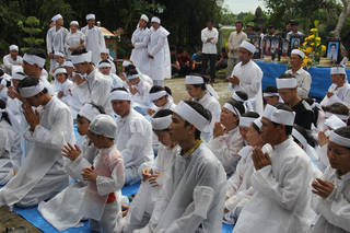 Khăn tang phủ trắng quê nghèo trong lễ yết tổ các nạn nhân vụ tai nạn ở Quảng Nam