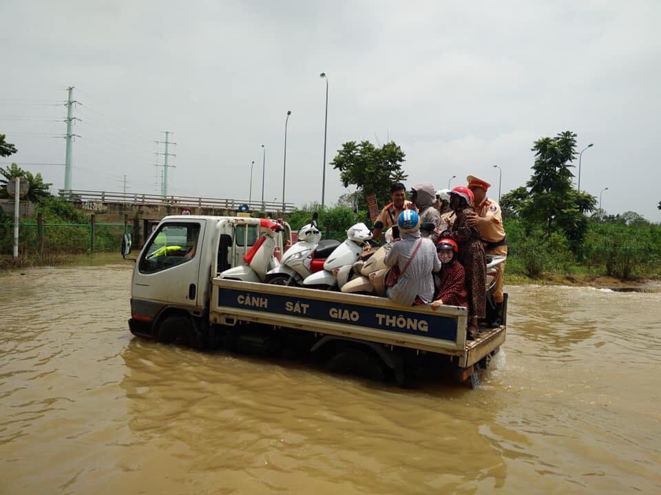 Hình ảnh đẹp chiếc xe CSGT chở phương tiện và người dân qua điểm ngập úng tại Hà Nội 