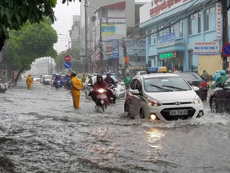 Thời tiết 1/8: Bắc Bộ mưa lớn, cảnh báo ngập lụt ở Hà Nội