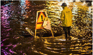 Hình ảnh đẹp nhất ngày mưa ngập ở Hà Nội: Nhân viên cấp thoát nước hóa ‘Người canh tử thần’