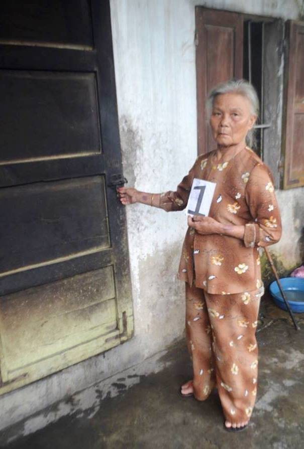 Bà cụ 70 tuổi lẻn vào nhà hàng xóm trộm dây chuyền và nhẫn vàng