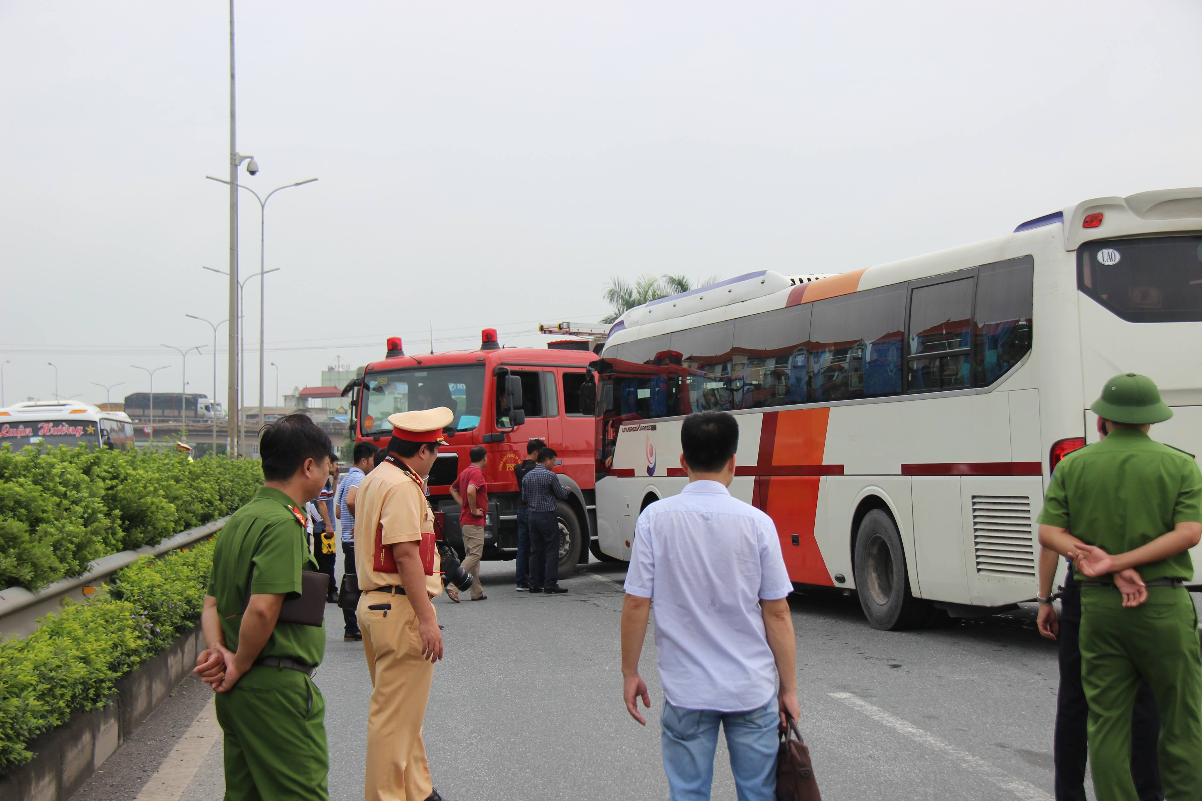 Khi di chuyển ngược chiều trên cao tốc để đến địa điểm xảy ra tai nạn, xe cứu hỏa không may bị một ôtô khách 38 chỗ do tài xế Đỗ Hùng Mạnh điều khiển tông trực diện.