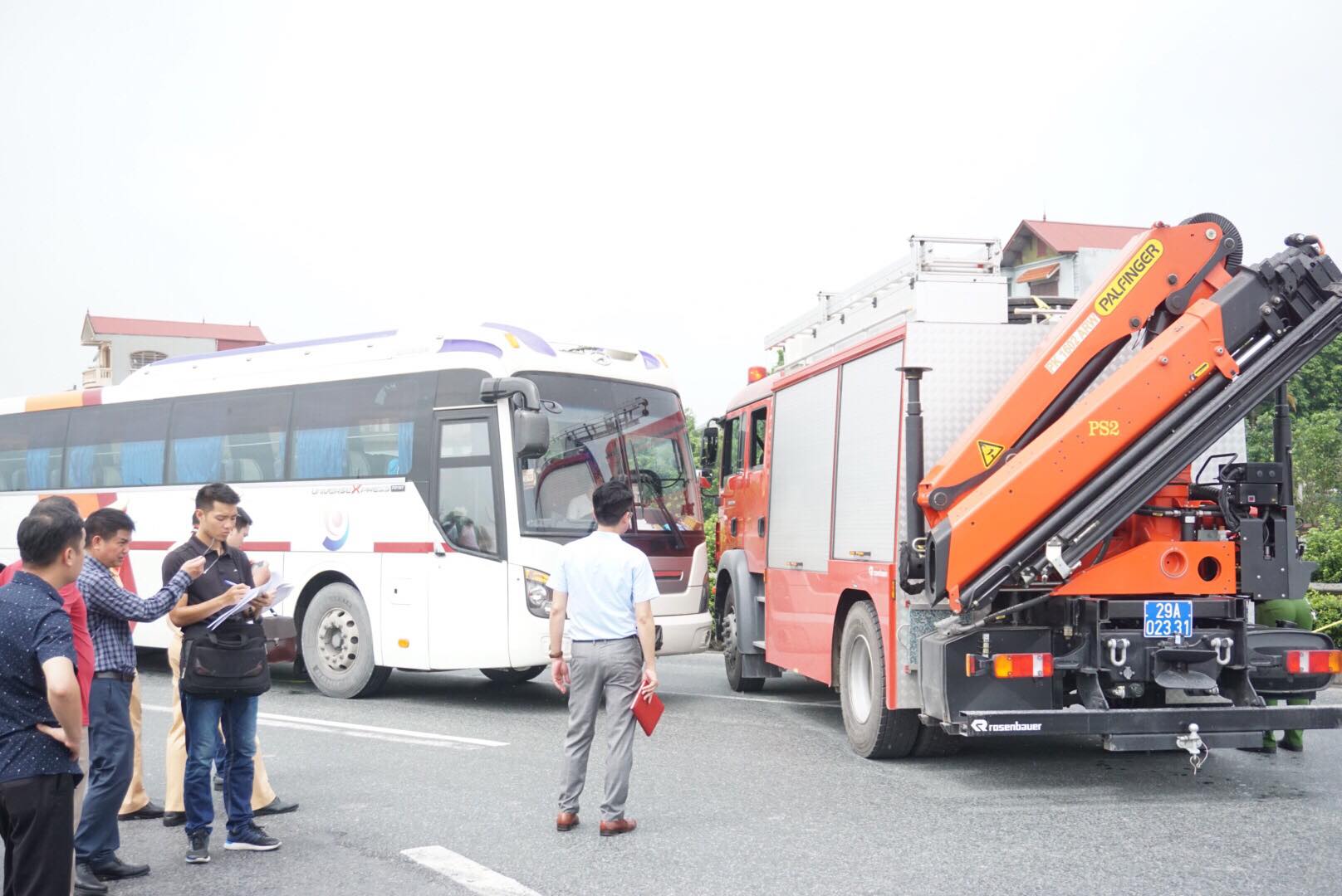 Chiếc xe cứu hoả và xe khách được điều động đến hiện trường tái hiện lại vụ tai nạn