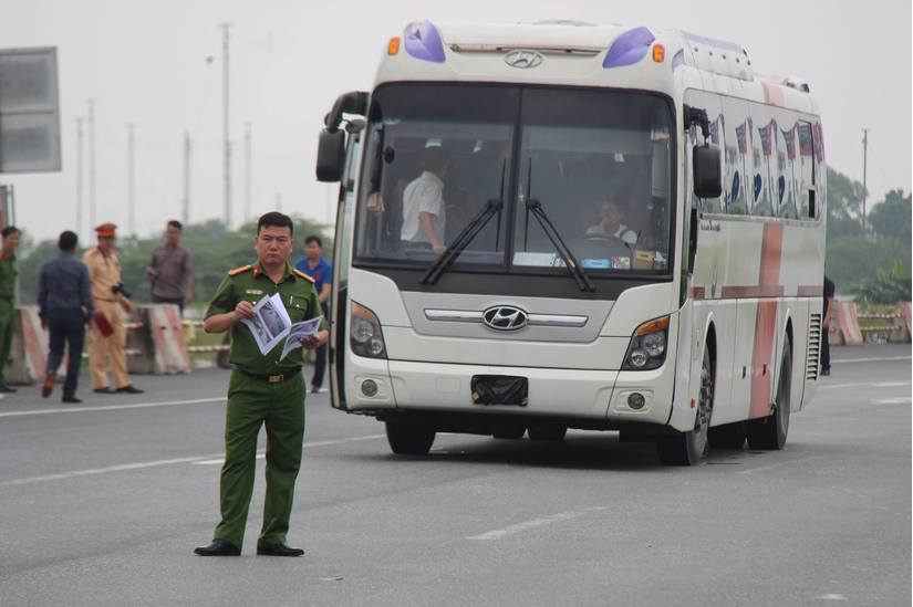 Chiếc xe khách giả định được dựng hiện trường có cả chủ nhà xe, tài xế xe khách là Đỗ Hùng Mạnh cùng cơ quan công an, Viện kiểm sát… ngồi trên xe để chứng kiến.