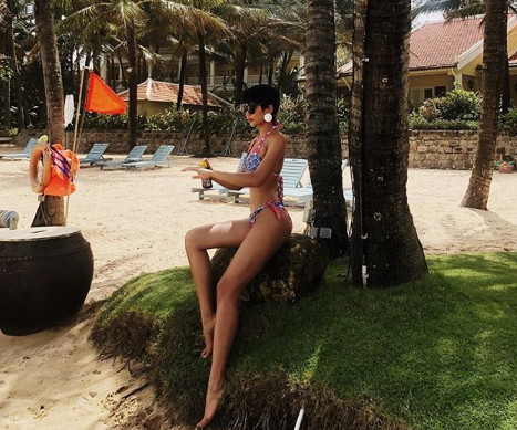 Hoa hậu H'Hen Niê mặc bikini khoe thân hình đồng hồ cát nóng bỏng 