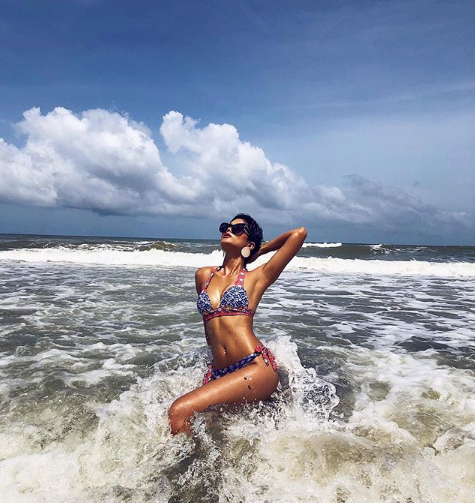 Hoa hậu H'Hen Niê mặc bikini khoe thân hình đồng hồ cát nóng bỏng 