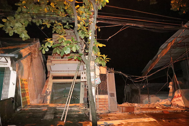 Hòa Bình: Nhiều ngôi nhà nứt vỡ, đổ nghiêng về phía dòng sông Đà cuồn cuộn