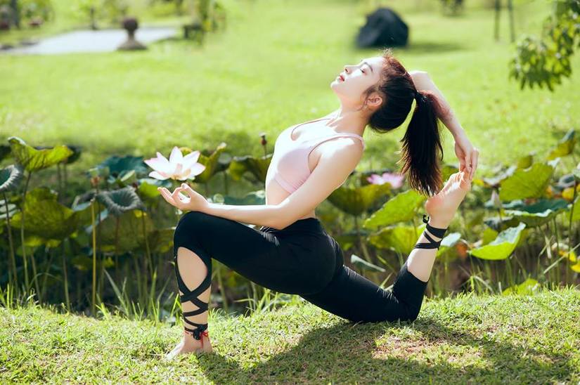 9X lột xác với thân hình chuẩn từng cen ti met nhờ Yoga4