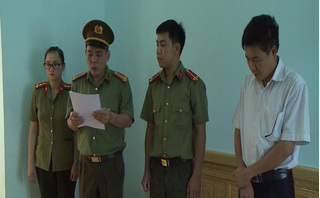 Ông Trần Xuân Yến copy dữ liệu gốc bài thi mang về nhà, chấm thử trước khi sửa bài gốc