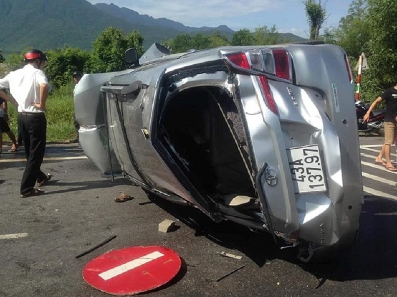 Thừa Thiên Huế: Tai nạn, CSGT phá cửa cứu 3 người trên ô tô mắc kẹt