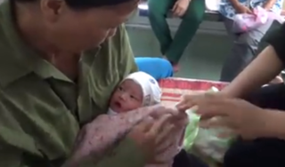 Hải Phòng: Phát hiện bé trai sơ sinh bỏ rơi trong túi nilong