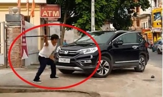 Thái Bình: Xôn xao clip người đàn ông cầm kiếm đập phá ô tô 