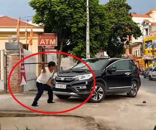 Thái Bình: Xôn xao clip người đàn ông cầm kiếm đập phá chiếc ô tô 