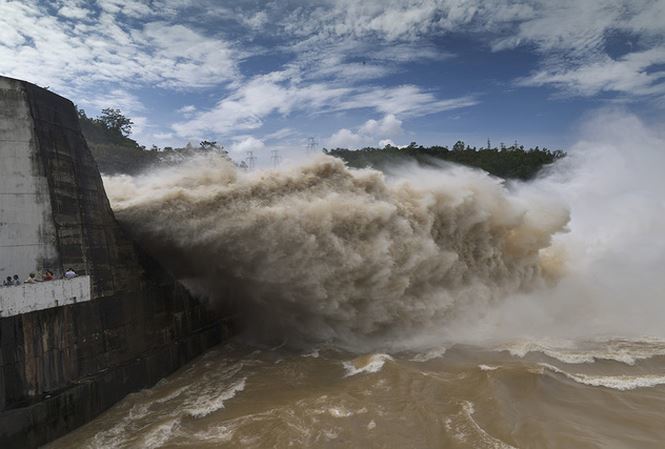 Thủy điện Hòa Bình, Sơn La đồng loạt xả lũ do mưa lớn kéo dài