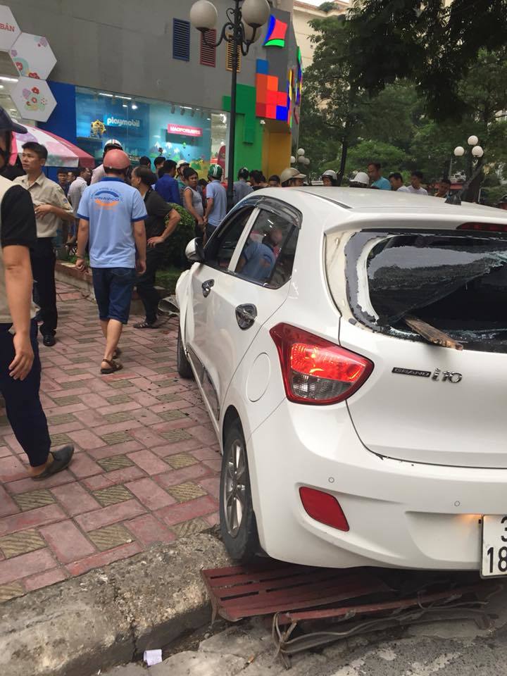 Hà Nội: Xe ô tô điên tông hàng loạt người đi đường