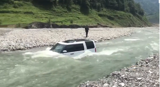 Suýt 'mất cả chì lẫn chài' khi lái xe xuống sông để tiết kiệm tiền rửa