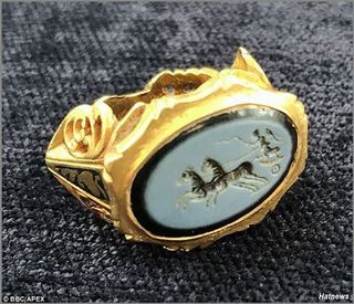Vô tình tìm thấy nhẫn vàng La Mã có niên đại 1.800 năm rất quý giá