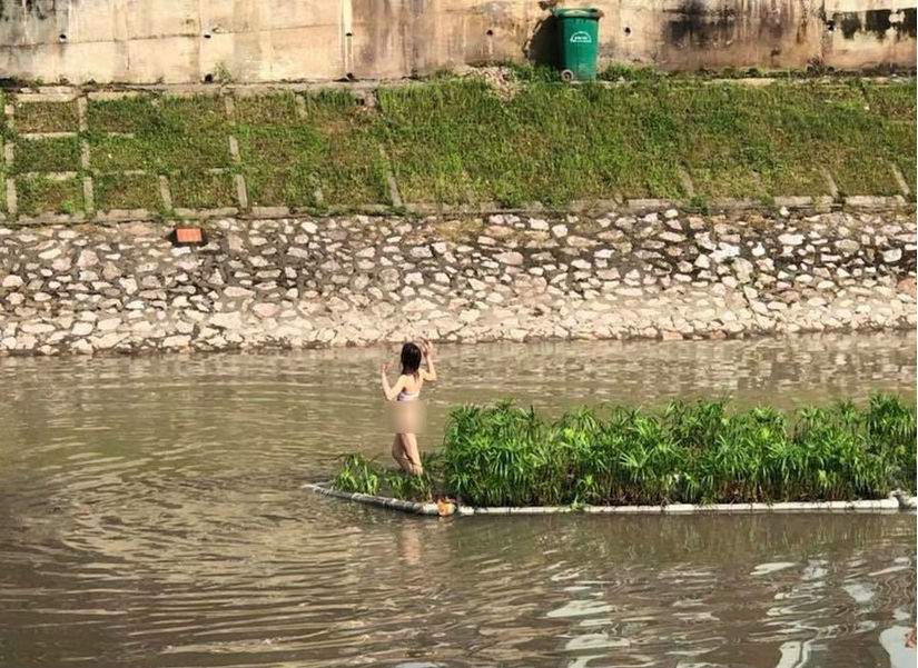 Cô gái khỏa thân đứng giữa sông Tô Lịch bị mời về phường