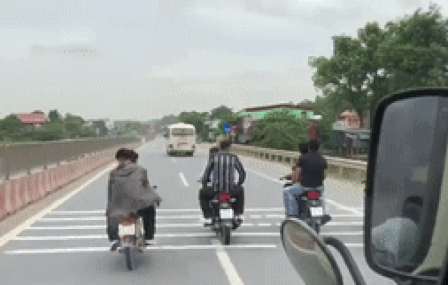 xe máy chạy hàng ngang, đường quốc lộ