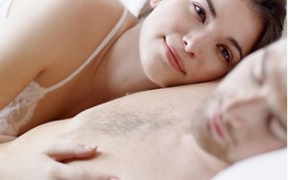 Vì sao đàn ông thường 'lăn ra ngủ' sau khi yêu?
