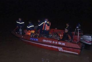  Sà lan bị nhấn chìm khi tránh ghe trên sông, bé gái 6 tuổi mất tích