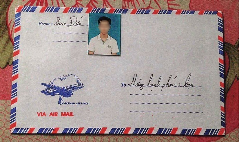 Chàng trai dán ảnh thẻ ngoài phong bì mừng cưới cho khỏi nhầm