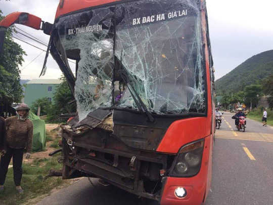 Tai nạn xe khách liên hoàn ở Quảng Nam, hàng chục người thót tim 