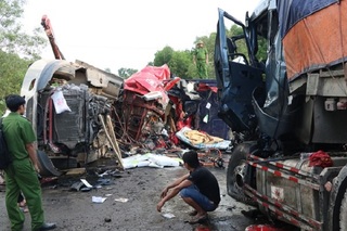 Hiện trường vụ container đấu đầu kinh hoàng khiến 2 tài xế tử vong ở Hà Tĩnh