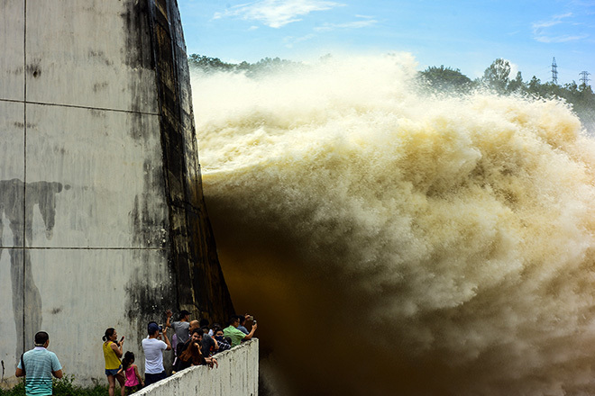 Hòa Bình mở thêm cửa xả đáy, đe dọa lũ lụt ở Hà Nam, Nam Định, Thái Bình