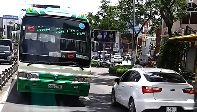 Tài xế xe buýt chạy ngược chiều giữa phố