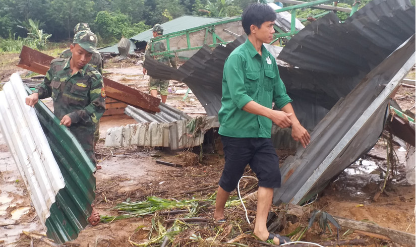 Lũ lớn ào ào đổ về Kon Tum, hàng chục ngôi nhà bị nhấn chìm 