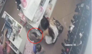 Mẹ trẻ dùng con làm 'bình phong' để trộm tiền và đồ trong shop mỹ phẩm