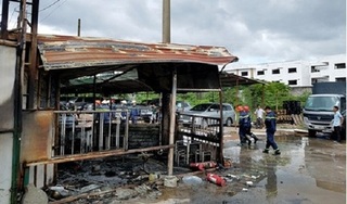 Cháy bãi giữ xe gần sân bay Tân Sơn Nhất, nhiều ô tô bị thiêu rụi