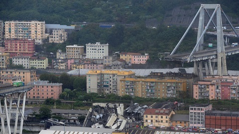 Thảm kịch sập cầu trên đường cao tốc Italy, hàng chục người chết