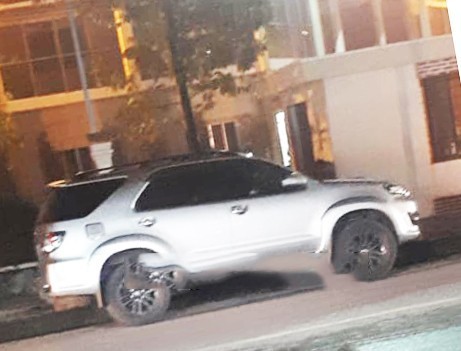 Táo tợn đập kính ô tô trước trụ sở UBND thị xã, trộm cắp tài sản 