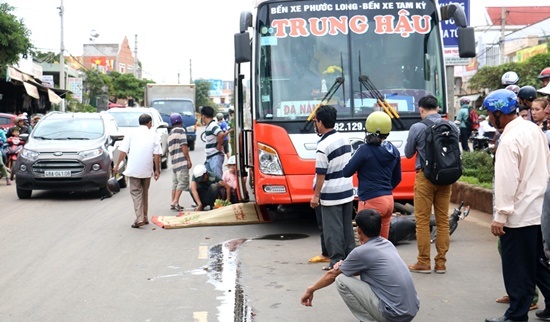 Sang đường bất cẩn, người đàn ông bị xe khách kéo lê 10m tử vong